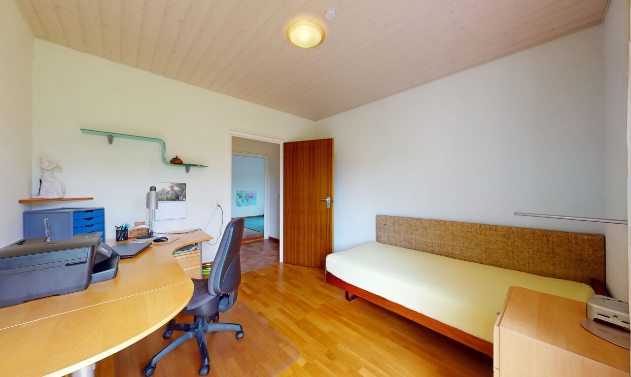 chambre avec drywall, cloison sèche, wood finish floor, sol en finition bois, et inside property