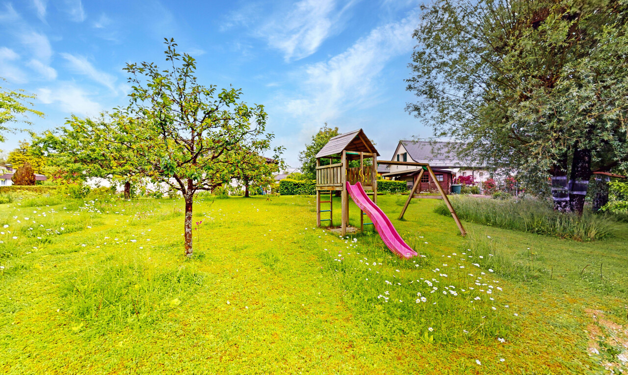 jardin avec aire de jeux, day time, et pelouse