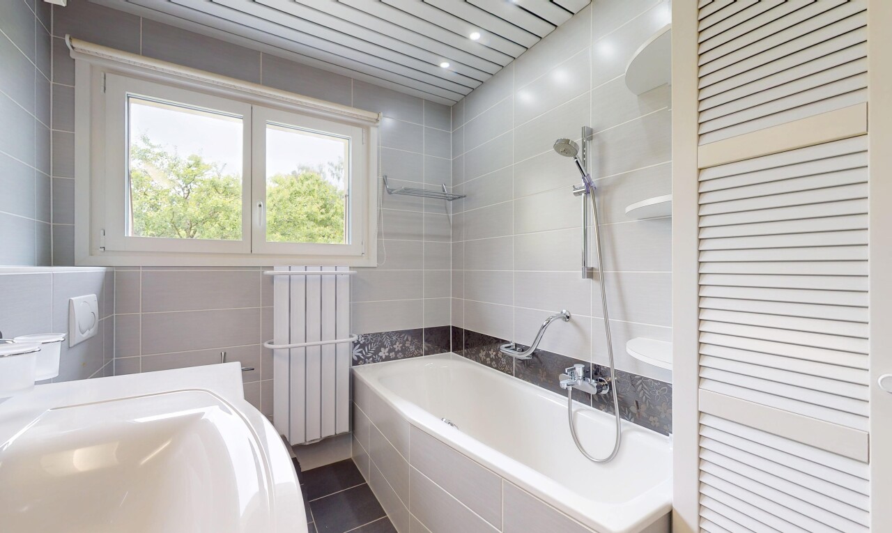salle de bains avec radiateur, inside property, tile tub, natural light, et lumière naturelle