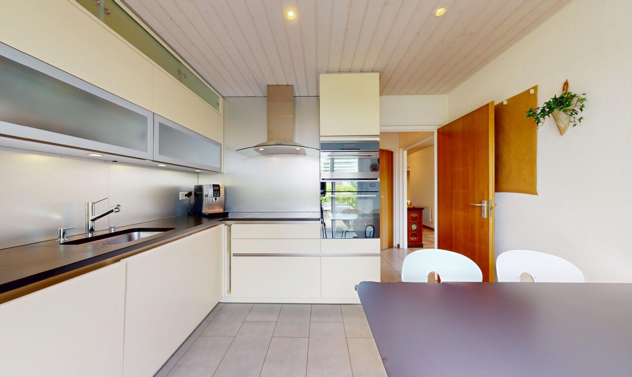 cuisine avec hotte, évier, tile floor, sol en carrelage, et natural light