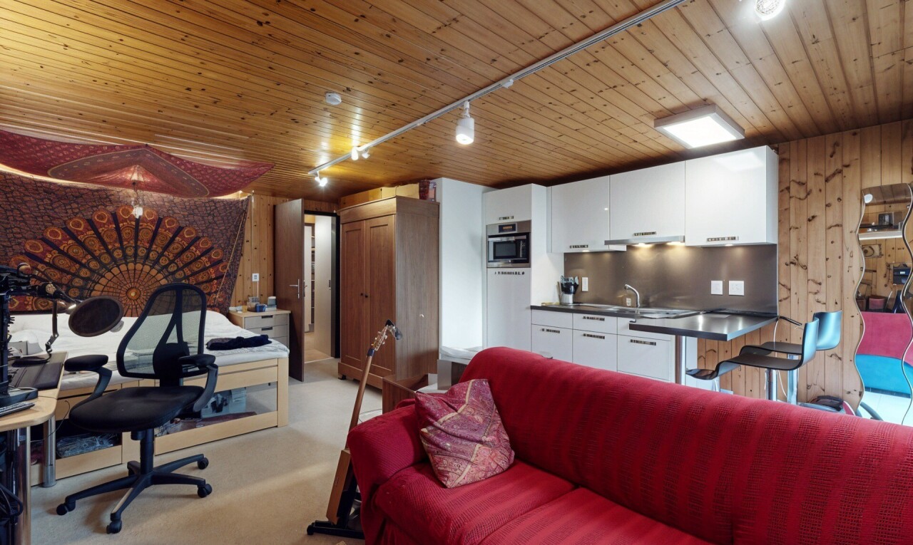 salon avec inside property, wood ceiling, plafond en bois, track lighting, et éclairage sur rail
