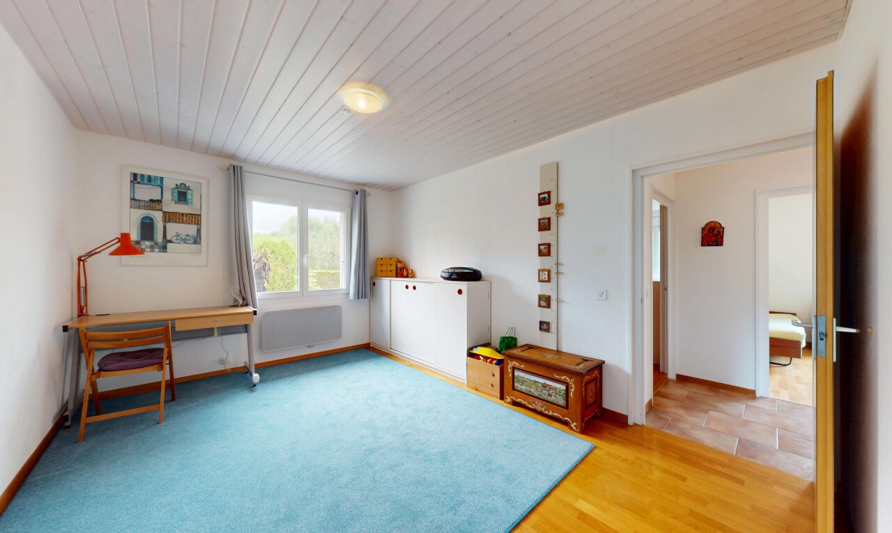salon avec natural light, lumière naturelle, wood ceiling, plafond en bois, et inside property