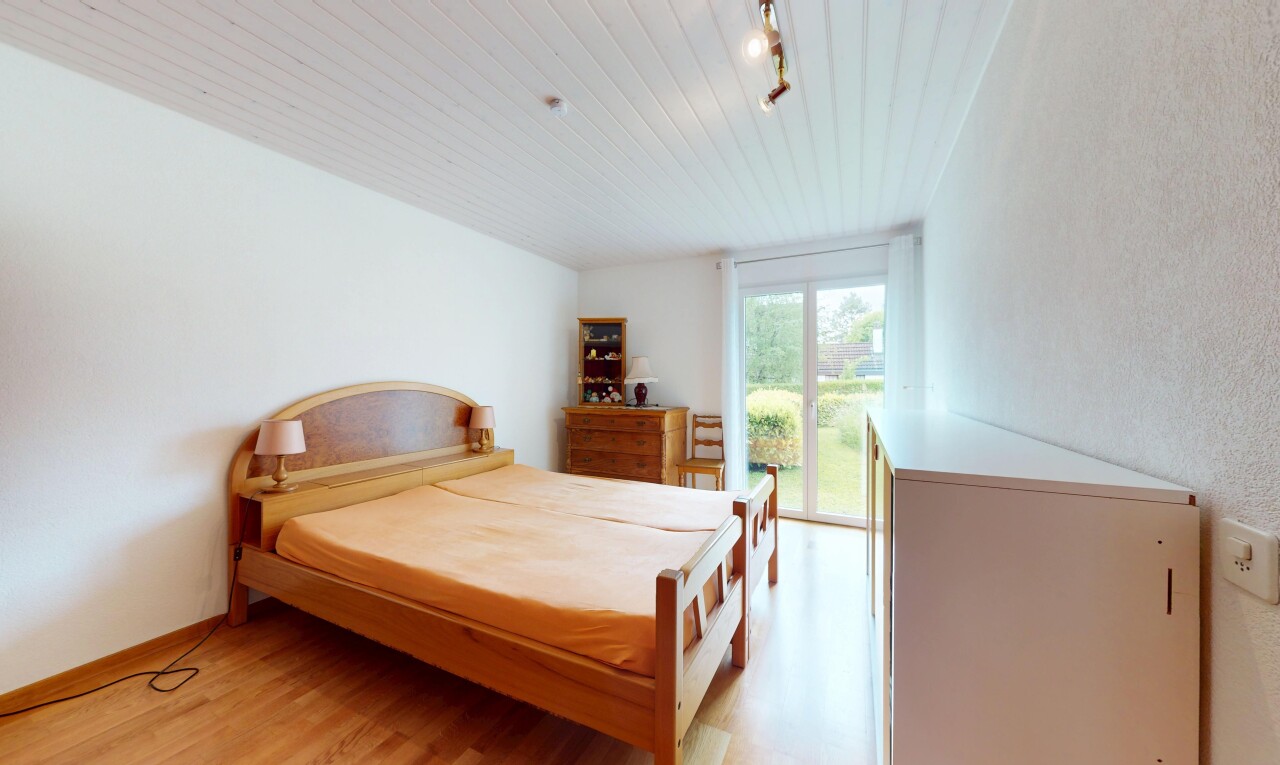 chambre avec track lighting, éclairage sur rail, inside property, natural light, et lumière naturelle