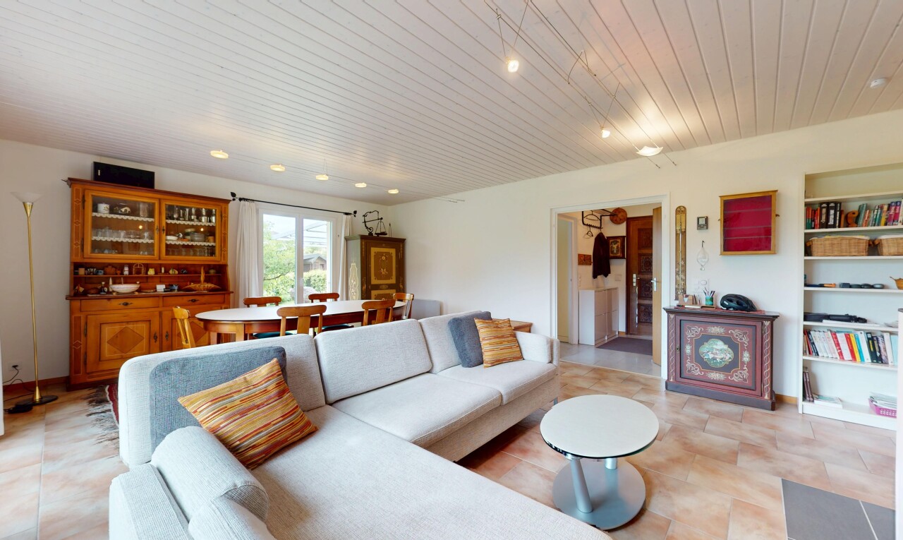 salon / salle à manger avec natural light, lumière naturelle, drywall, cloison sèche, et inside property