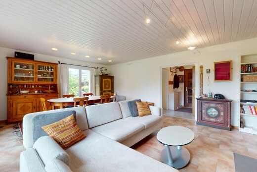 salon / salle à manger avec natural light, lumière naturelle, drywall, cloison sèche, et inside property