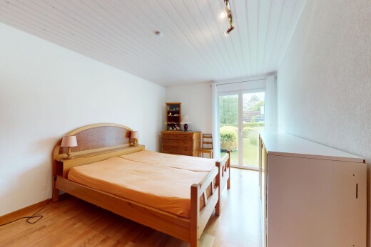 chambre avec track lighting, éclairage sur rail, inside property, natural light, et lumière naturelle