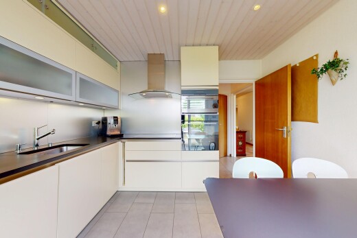 cuisine avec hotte, évier, tile floor, sol en carrelage, et natural light