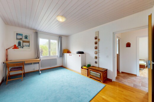 salon avec natural light, lumière naturelle, wood ceiling, plafond en bois, et inside property