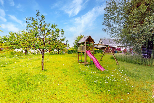 jardin avec aire de jeux, day time, et pelouse