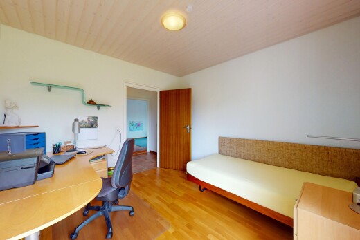 chambre avec drywall, cloison sèche, wood finish floor, sol en finition bois, et inside property