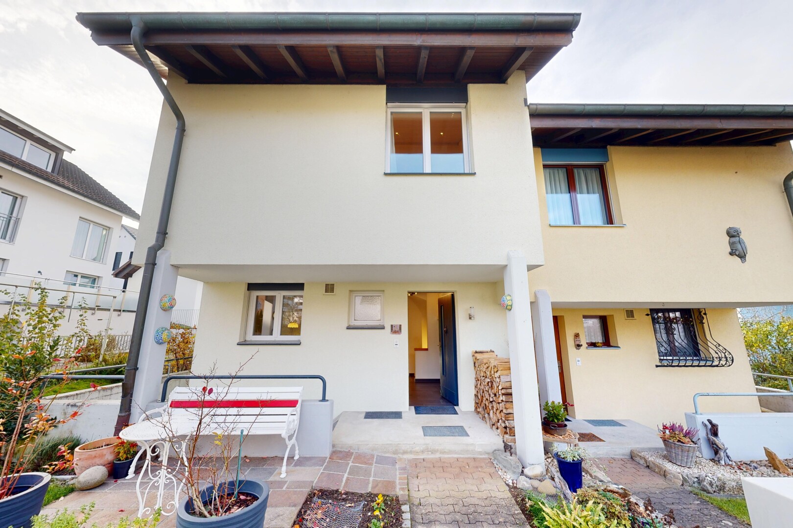 außenansicht mit veranda, stuckverkleidung, und property visible