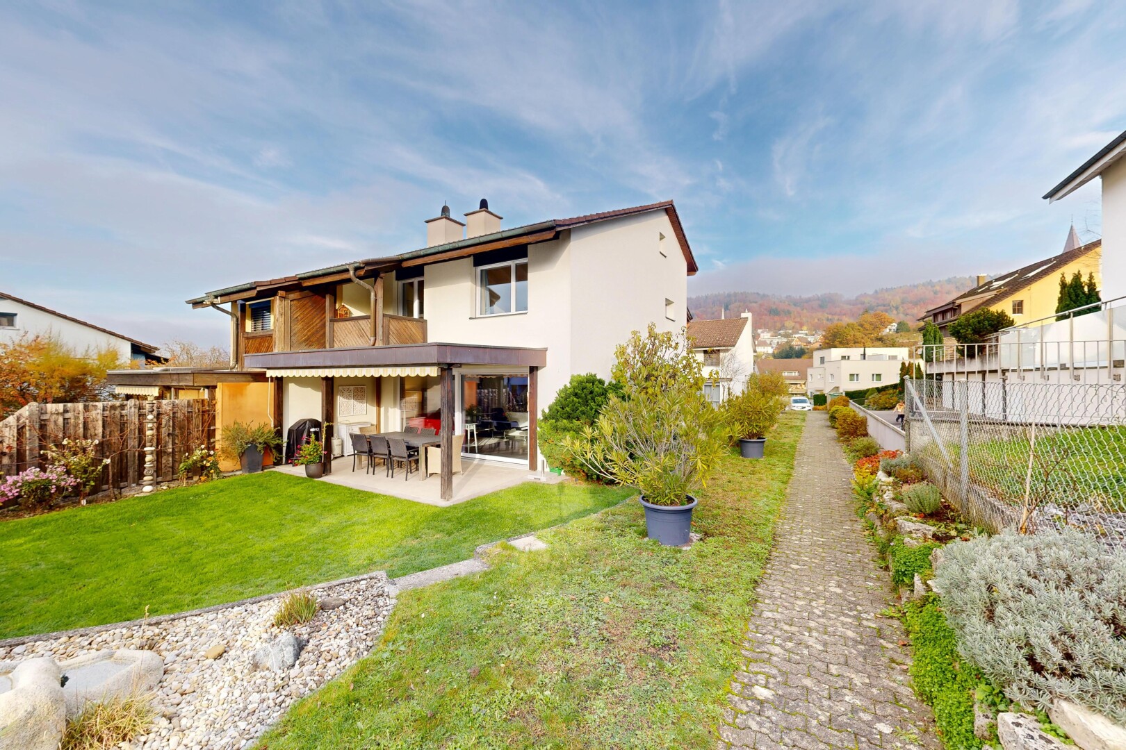 außenansicht mit zaun, rasen, property visible, schornstein, und day time