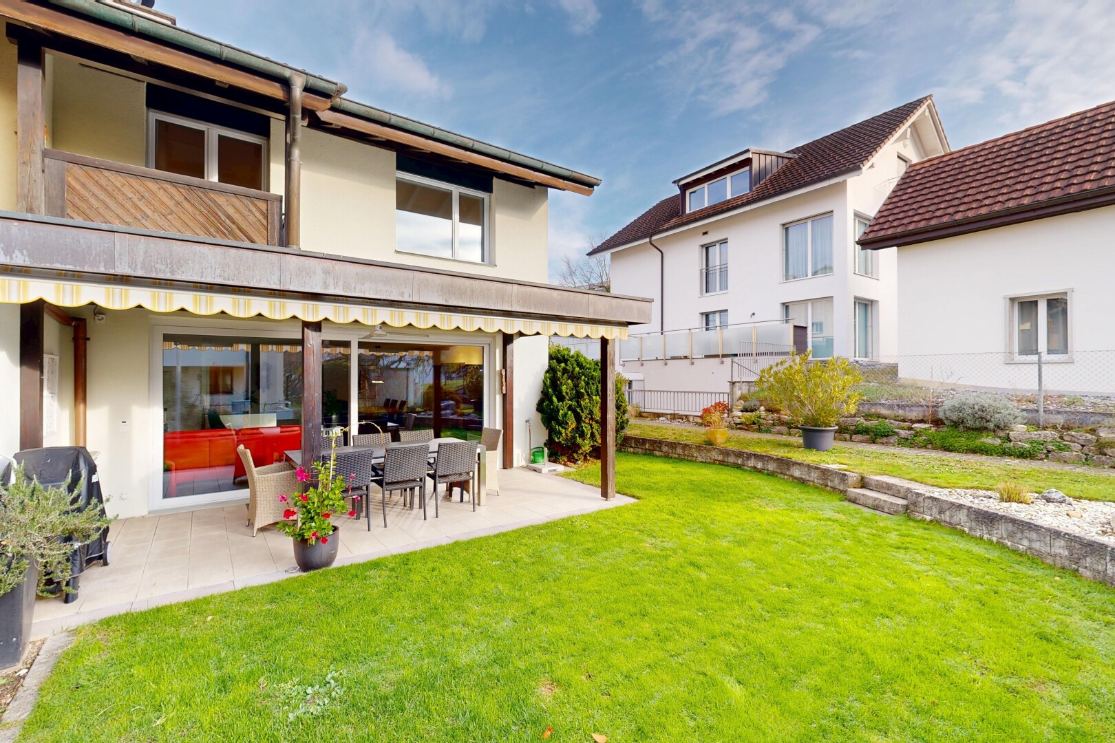 außenansicht mit day time, rasen, terrasse, zaun, und stuckverkleidung