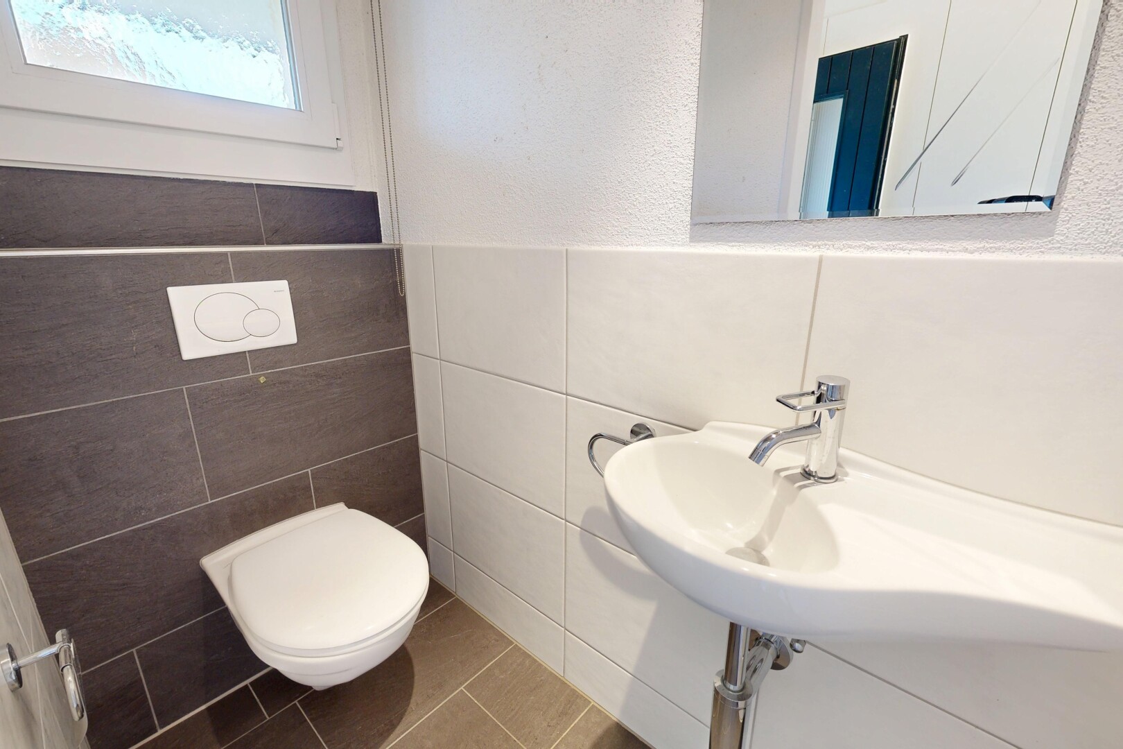 bad mit tile floor, fliesenboden, tile wall, fliesenwand, und spiegel