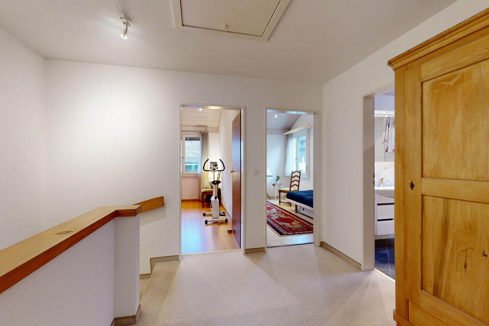 halle / korridor mit natural light, natürliches licht, carpet, teppich, und drywall