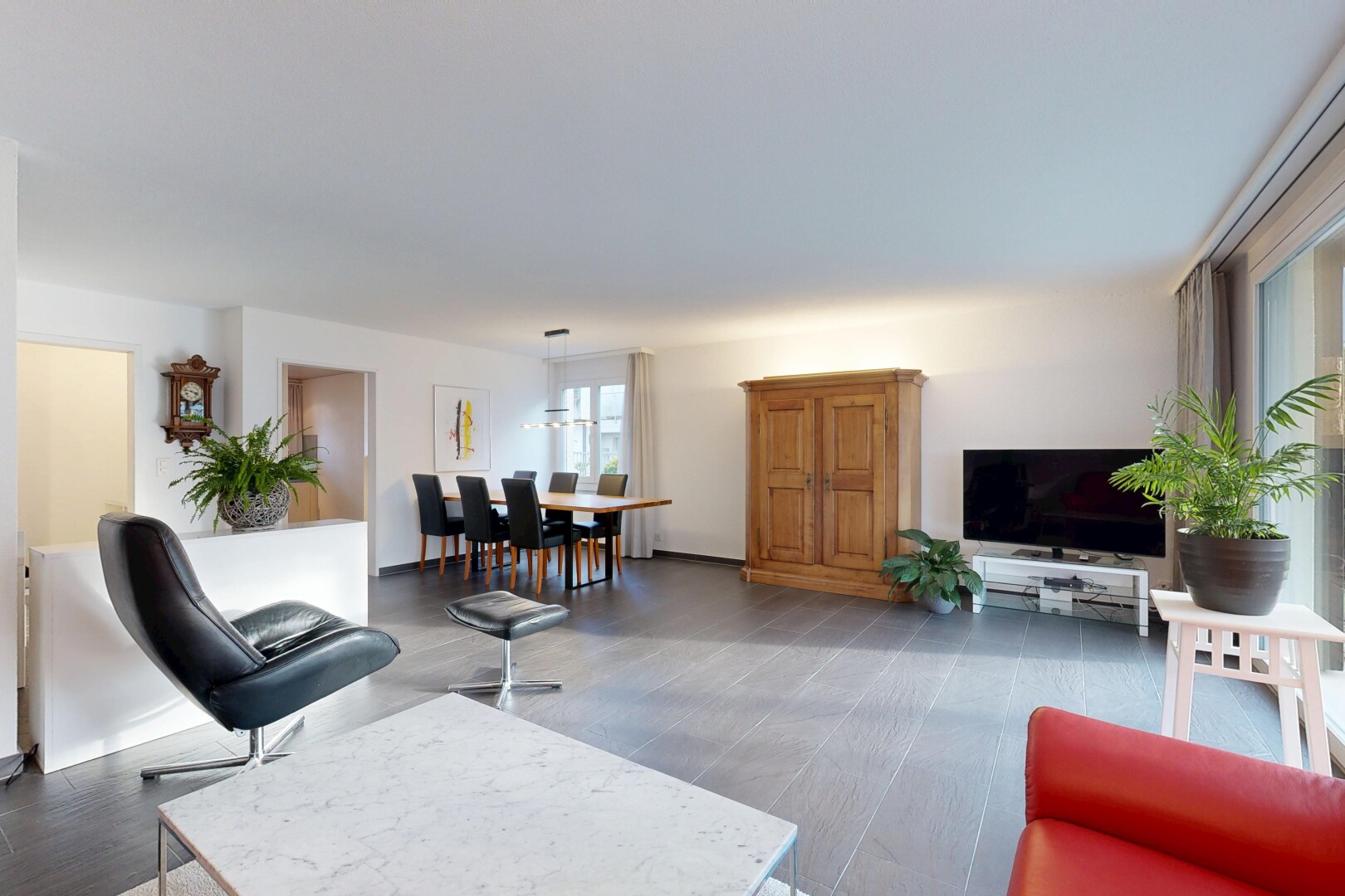 wohn- / esszimmer mit fernseher, inside property, gipskartonwand, drywall, und natürliches licht