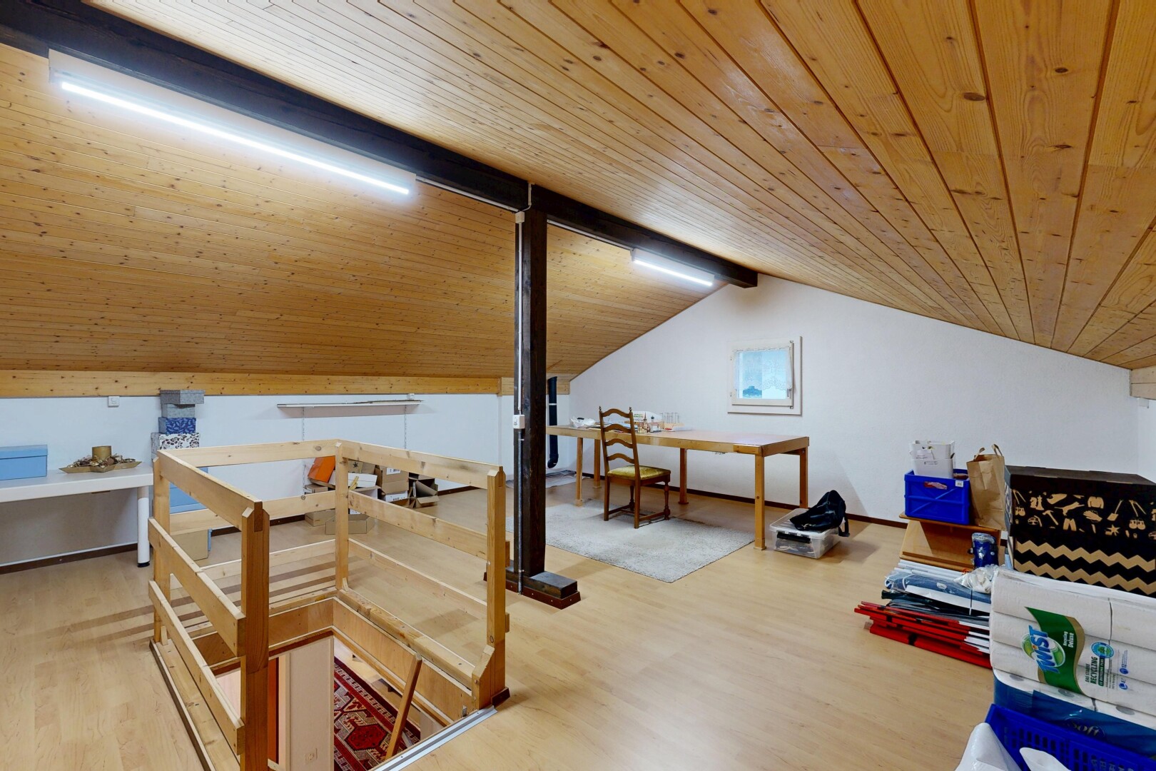 fitnessstudio mit vaulted ceiling, dachschräge, wood finish floor, holzfußboden, und beamed ceiling