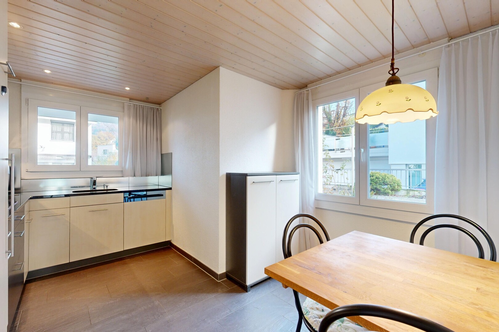 küche mit wood ceiling, holzdecke, drywall, gipskartonwand, und natural light