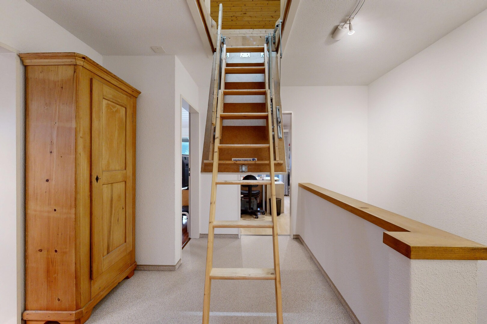 halle / korridor mit carpet, teppich, drywall, gipskartonwand, und inside property