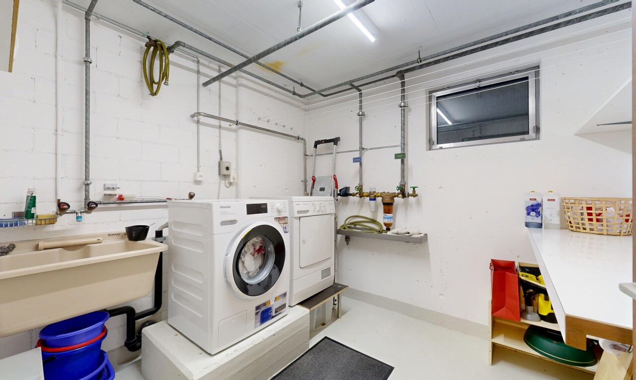 wäschekammer mit tumbler, inside property, wäscherei, waschbecken, und betonboden