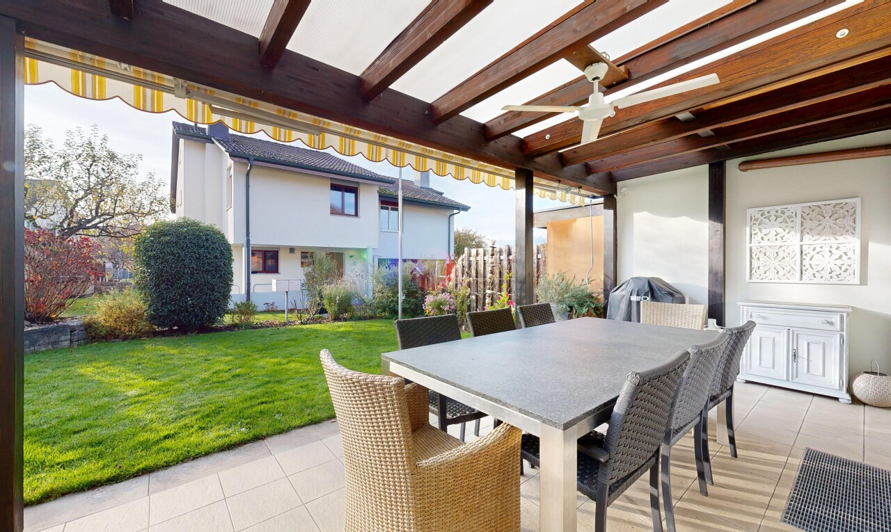 terrasse mit essbereich im freien, pergola, rasen, terrasse, und deckenventilator