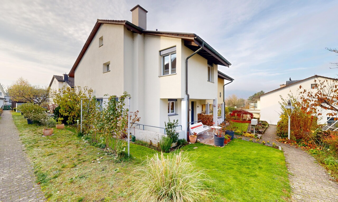 außenansicht mit rasen, property visible, stuckverkleidung, und schornstein