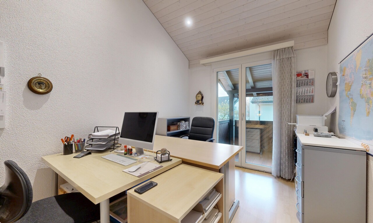 büro mit natural light, natürliches licht, bürobereich, fernseher, und vaulted ceiling