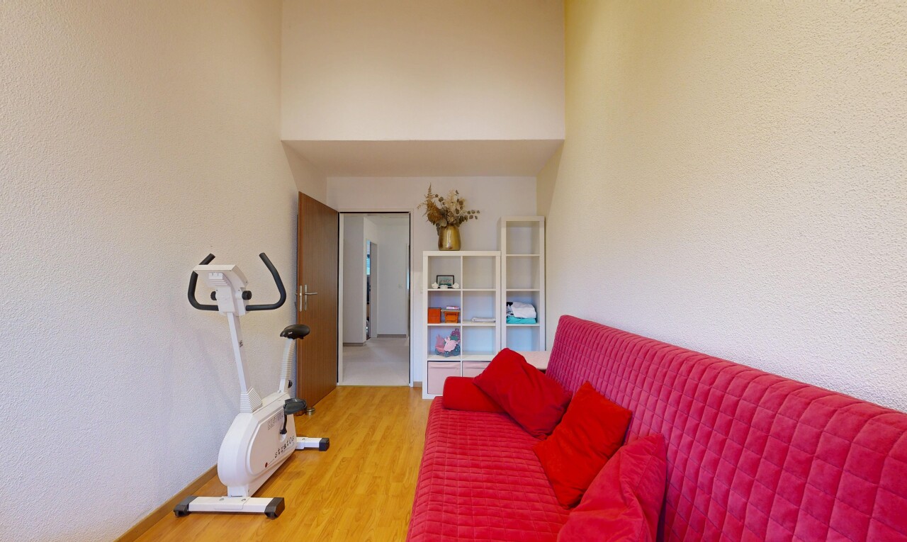 wohnzimmer mit holzfußboden, wood finish floor, und inside property