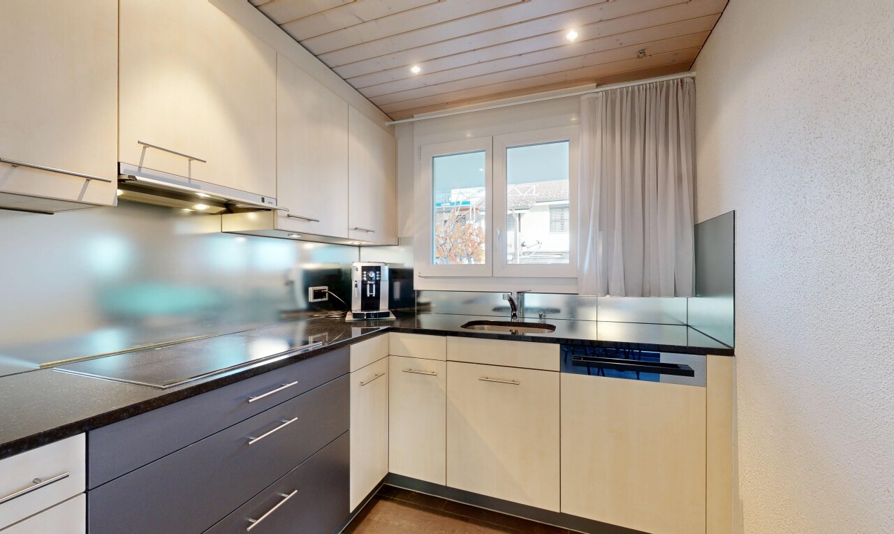 küche mit natural light, natürliches licht, dunstabzugshaube, inside property, und herd