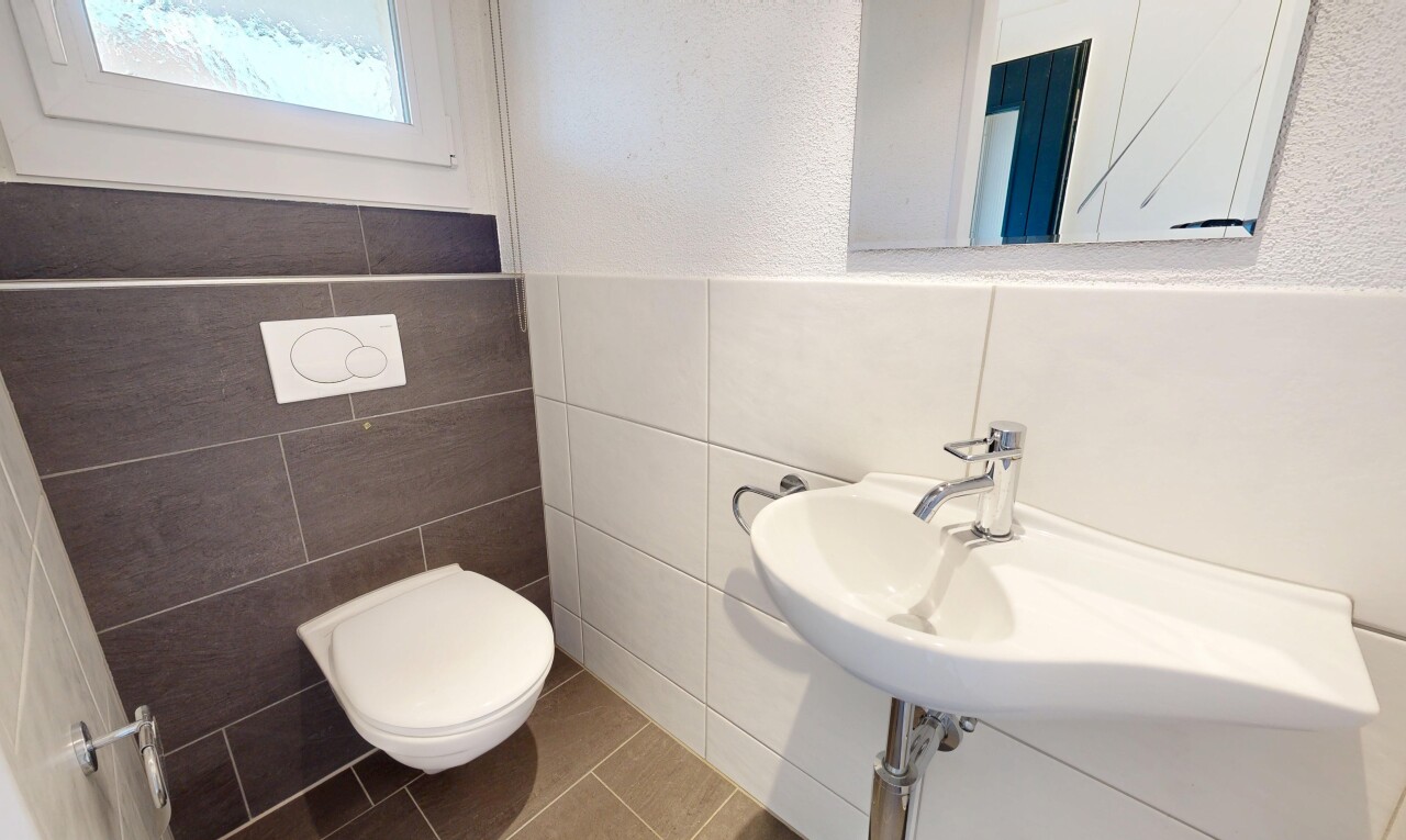 bad mit tile floor, fliesenboden, tile wall, fliesenwand, und spiegel