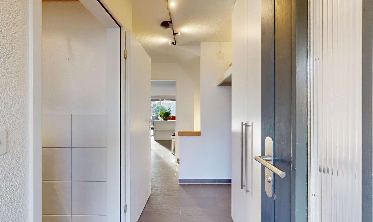 halle / korridor mit natural light, natürliches licht, inside property, drywall, und gipskartonwand