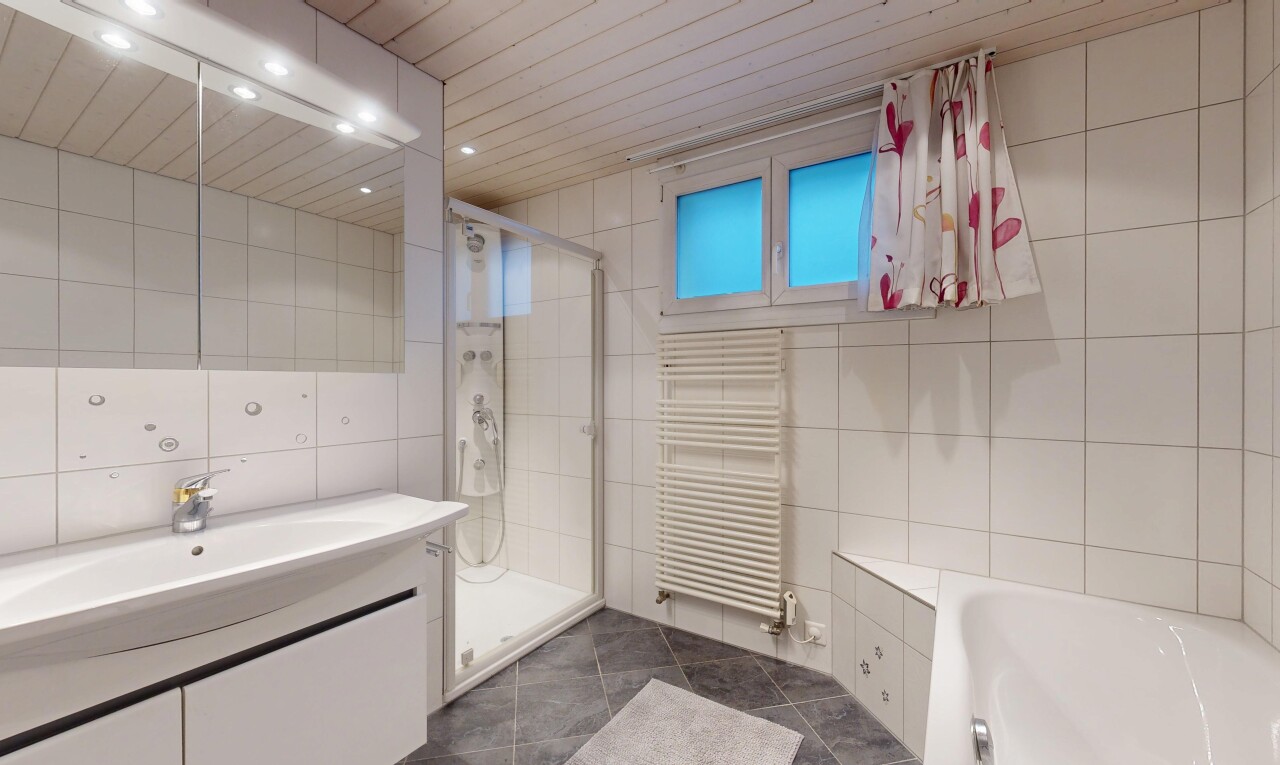 bad mit fliesenwand, tile wall, komplettes badezimmer, handtuchwärmer, und kühler