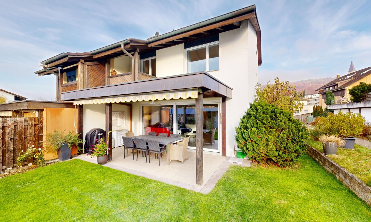 außenansicht mit balkon, stuckverkleidung, day time, rasen, und property visible