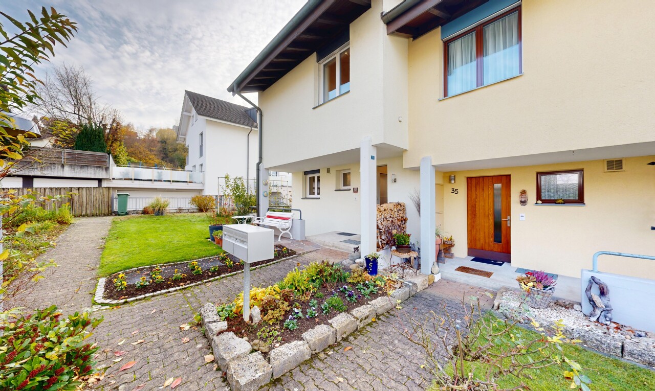 außenansicht mit zaun, stuckverkleidung, property visible, rasen, und veranda