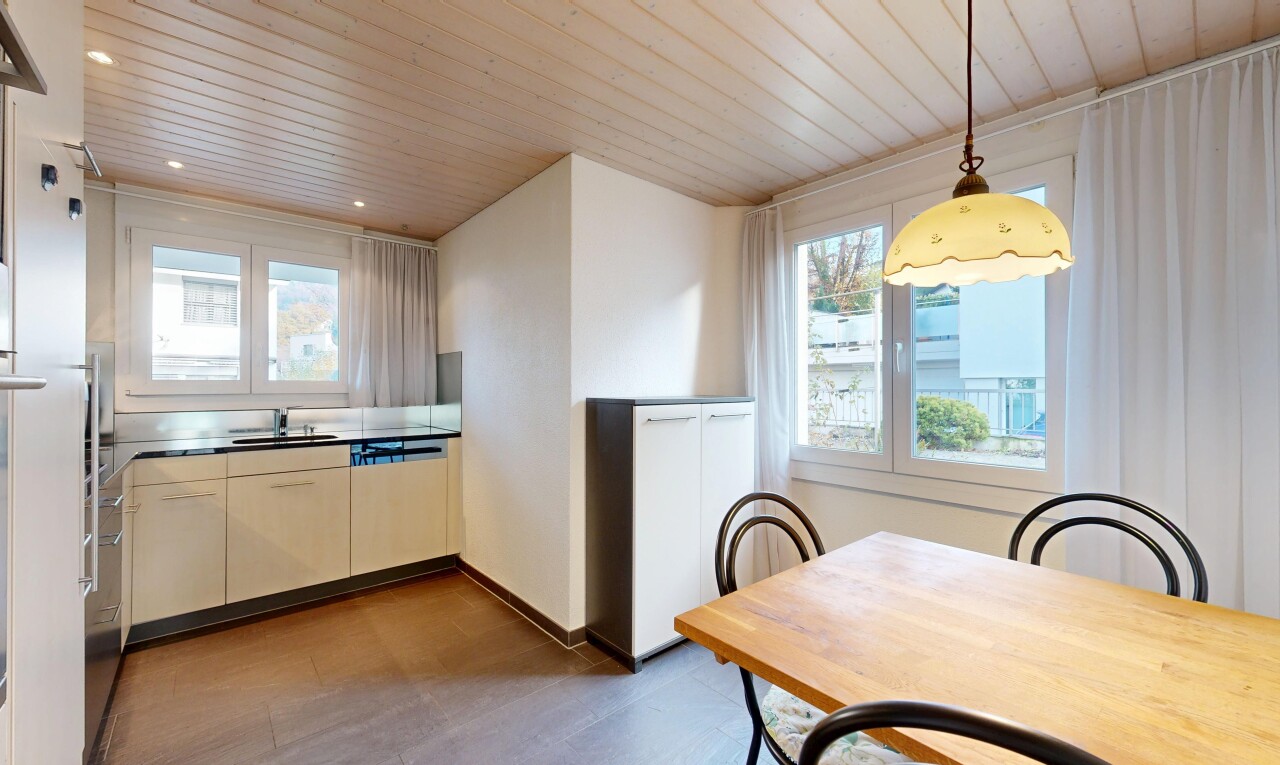 küche mit wood ceiling, holzdecke, drywall, gipskartonwand, und natural light