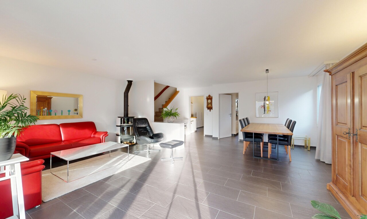 wohn- / esszimmer mit holzofen, drywall, gipskartonwand, inside property, und treppen