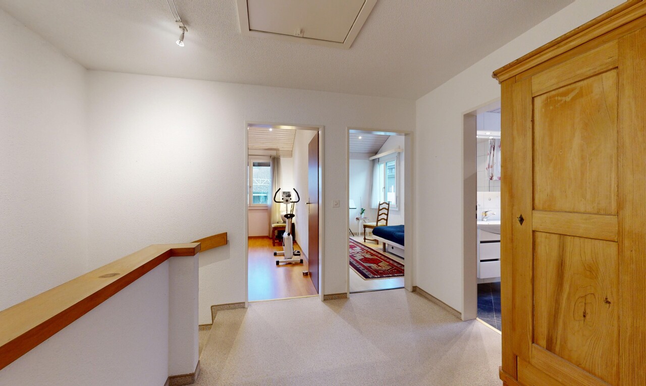 halle / korridor mit natural light, natürliches licht, carpet, teppich, und drywall