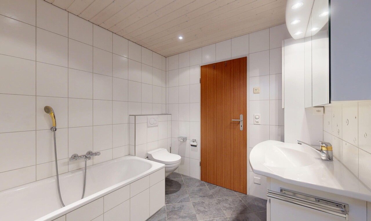 bad mit tile wall, fliesenwand, komplettes badezimmer, bad, und schminktisch