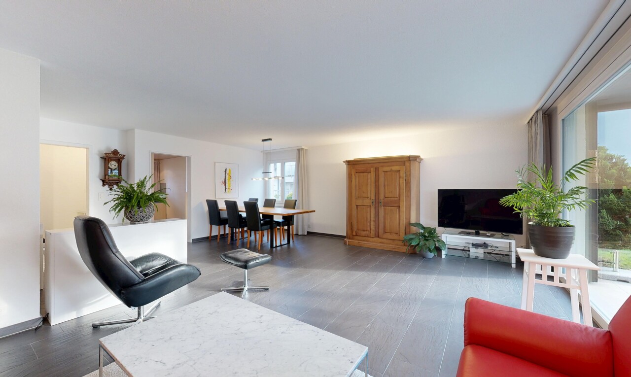 wohn- / esszimmer mit fernseher, inside property, gipskartonwand, drywall, und natürliches licht