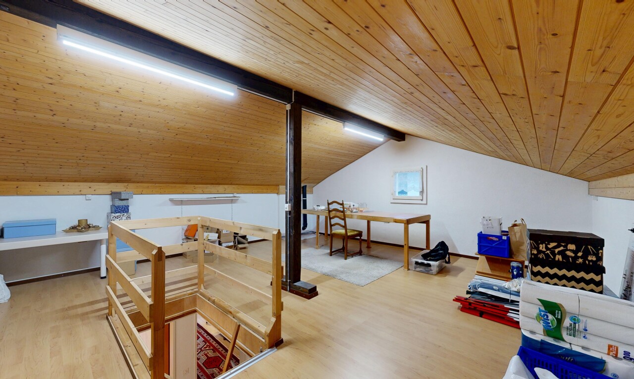 fitnessstudio mit vaulted ceiling, dachschräge, wood finish floor, holzfußboden, und beamed ceiling