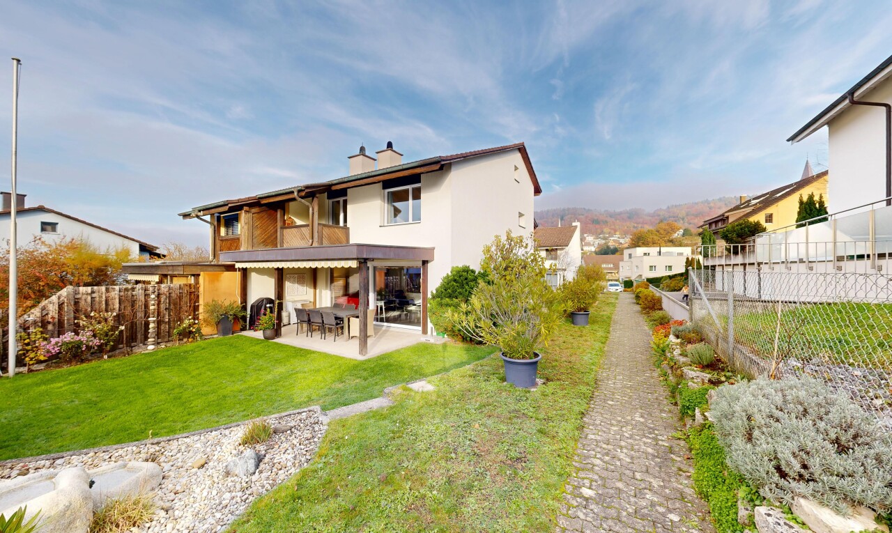 außenansicht mit zaun, rasen, property visible, schornstein, und day time