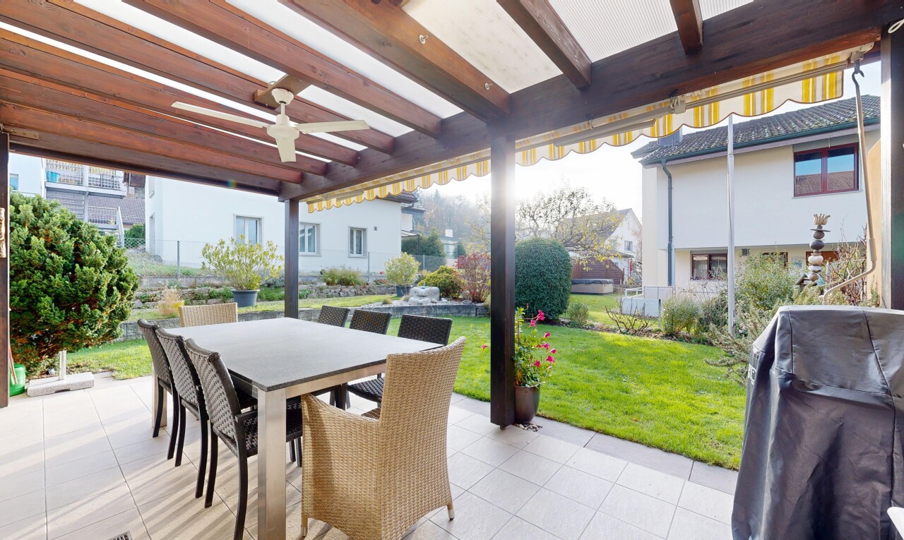 terrasse mit rasen, deckenventilator, essbereich im freien, terrasse, und from property
