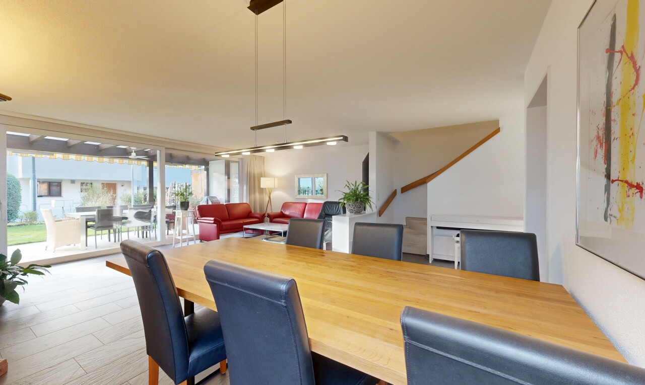 wohn- / esszimmer mit inside community, natural light, natürliches licht, floor ceiling windows, und bodendeckenfenster