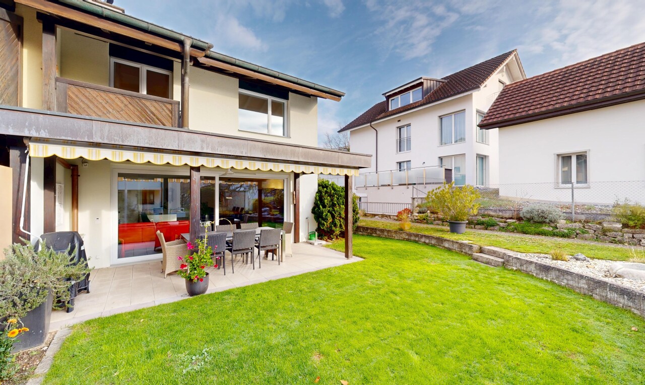 außenansicht mit day time, rasen, terrasse, zaun, und stuckverkleidung