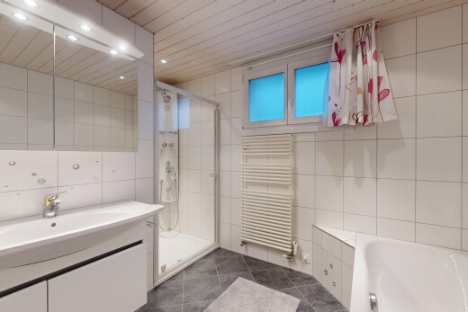 bad mit fliesenwand, tile wall, komplettes badezimmer, handtuchwärmer, und kühler