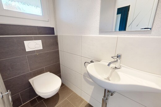 bad mit tile floor, fliesenboden, tile wall, fliesenwand, und spiegel