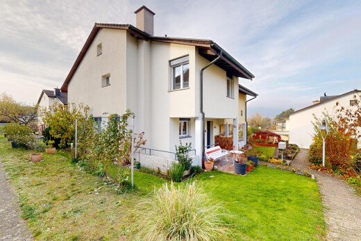 außenansicht mit rasen, property visible, stuckverkleidung, und schornstein