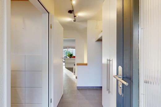 halle / korridor mit natural light, natürliches licht, inside property, drywall, und gipskartonwand