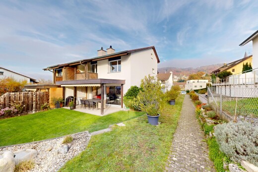 außenansicht mit zaun, rasen, property visible, schornstein, und day time