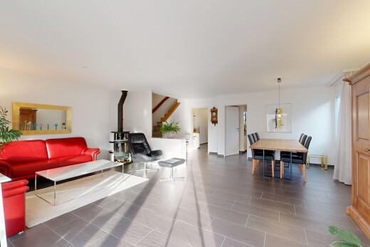 wohn- / esszimmer mit holzofen, drywall, gipskartonwand, inside property, und treppen